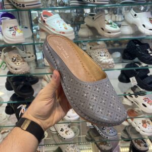 صندل طبی جلوبسته زنانه صحرا مدل نگین دار خاکستری