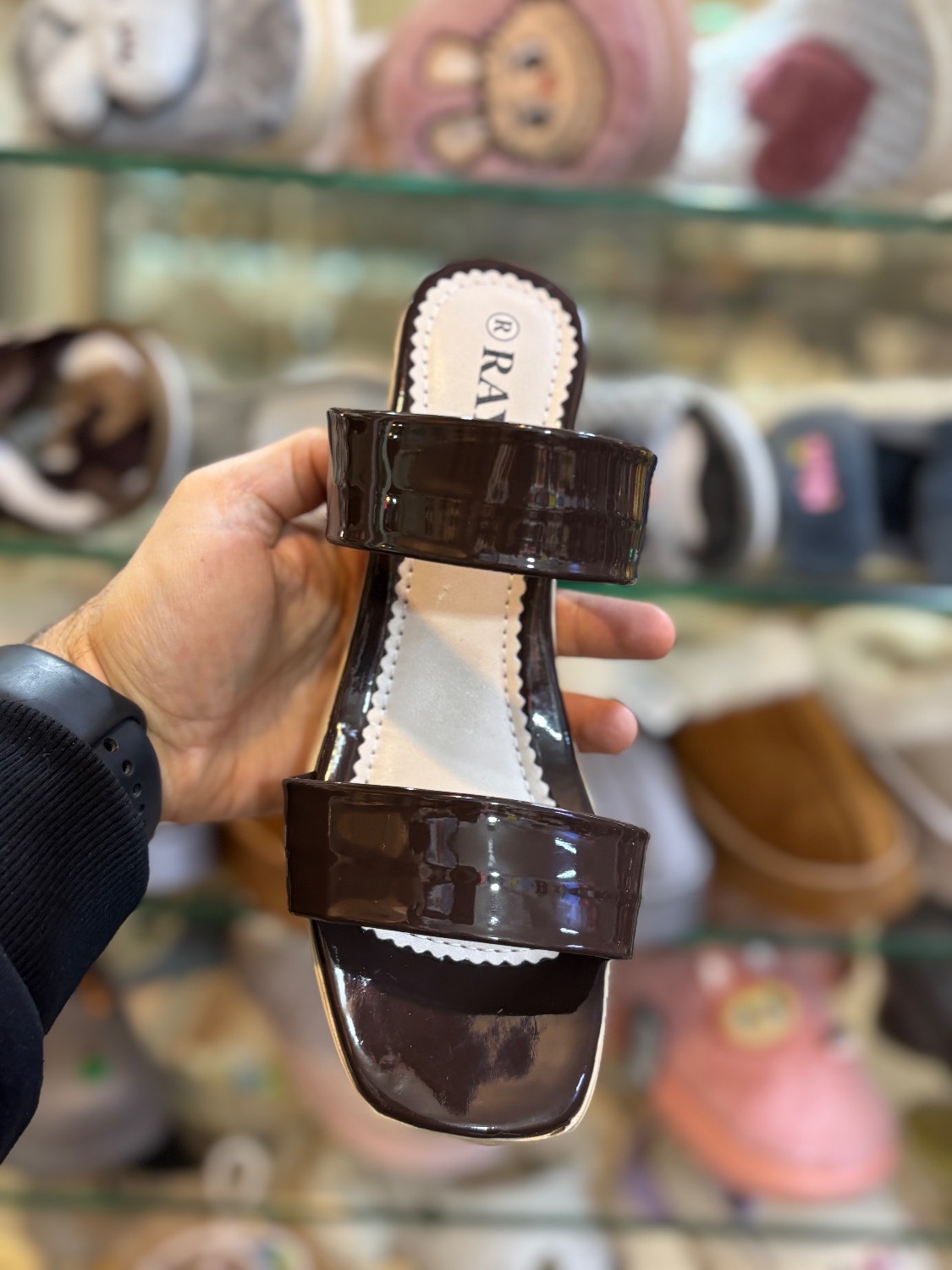 صندل مجلسی زنانه رایکا مدل ۲بند قهوه ای - Image 2