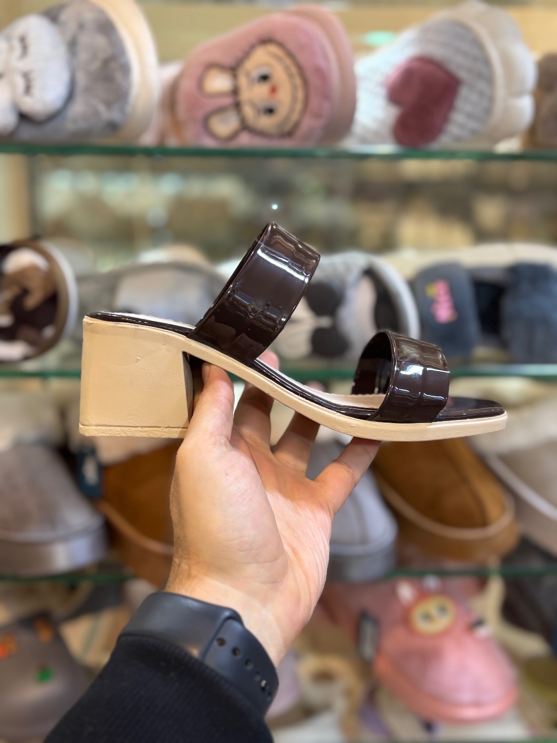 صندل مجلسی زنانه رایکا مدل ۲بند قهوه ای - Image 4