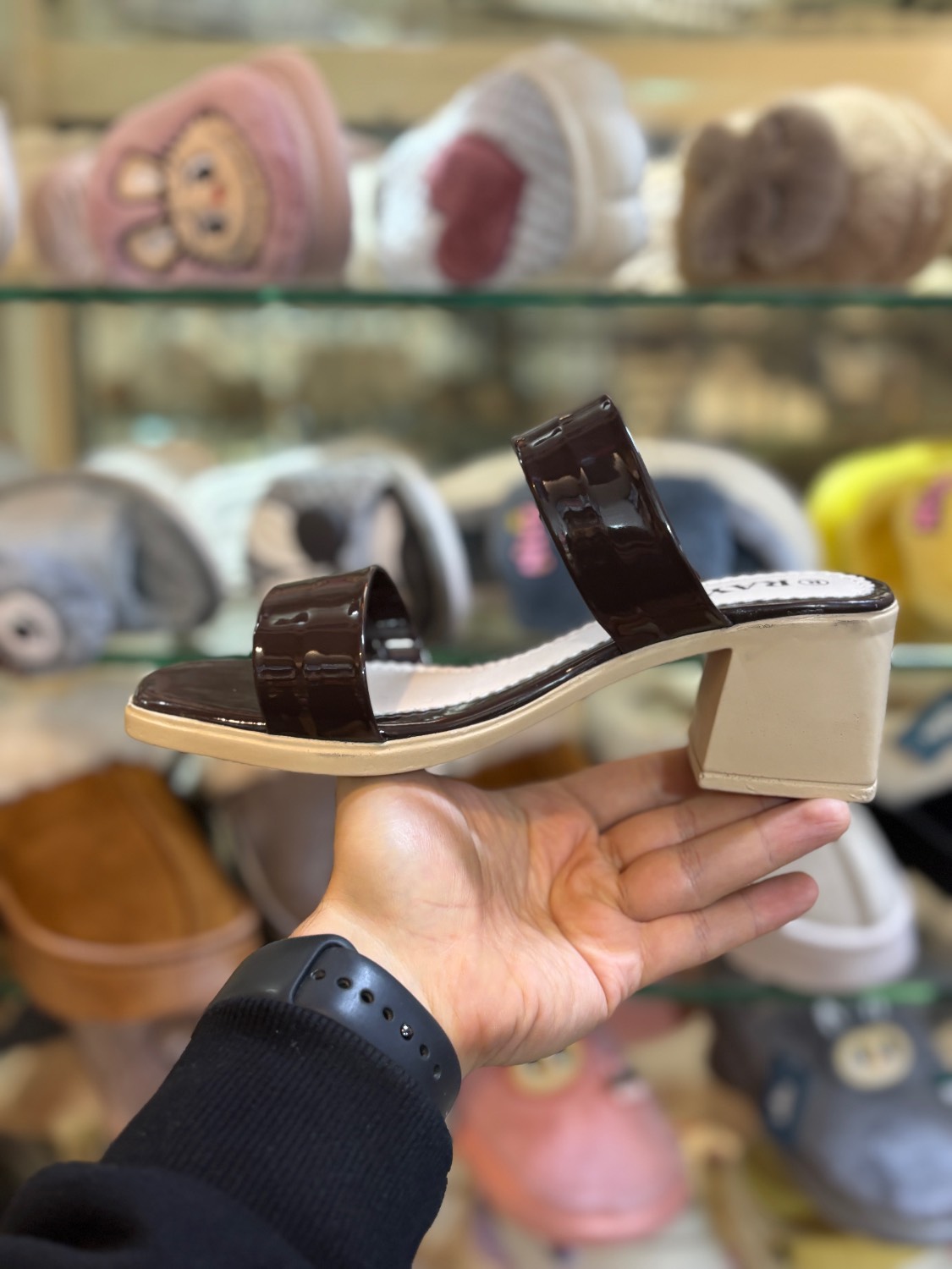 صندل مجلسی زنانه رایکا مدل ۲بند قهوه ای - Image 3