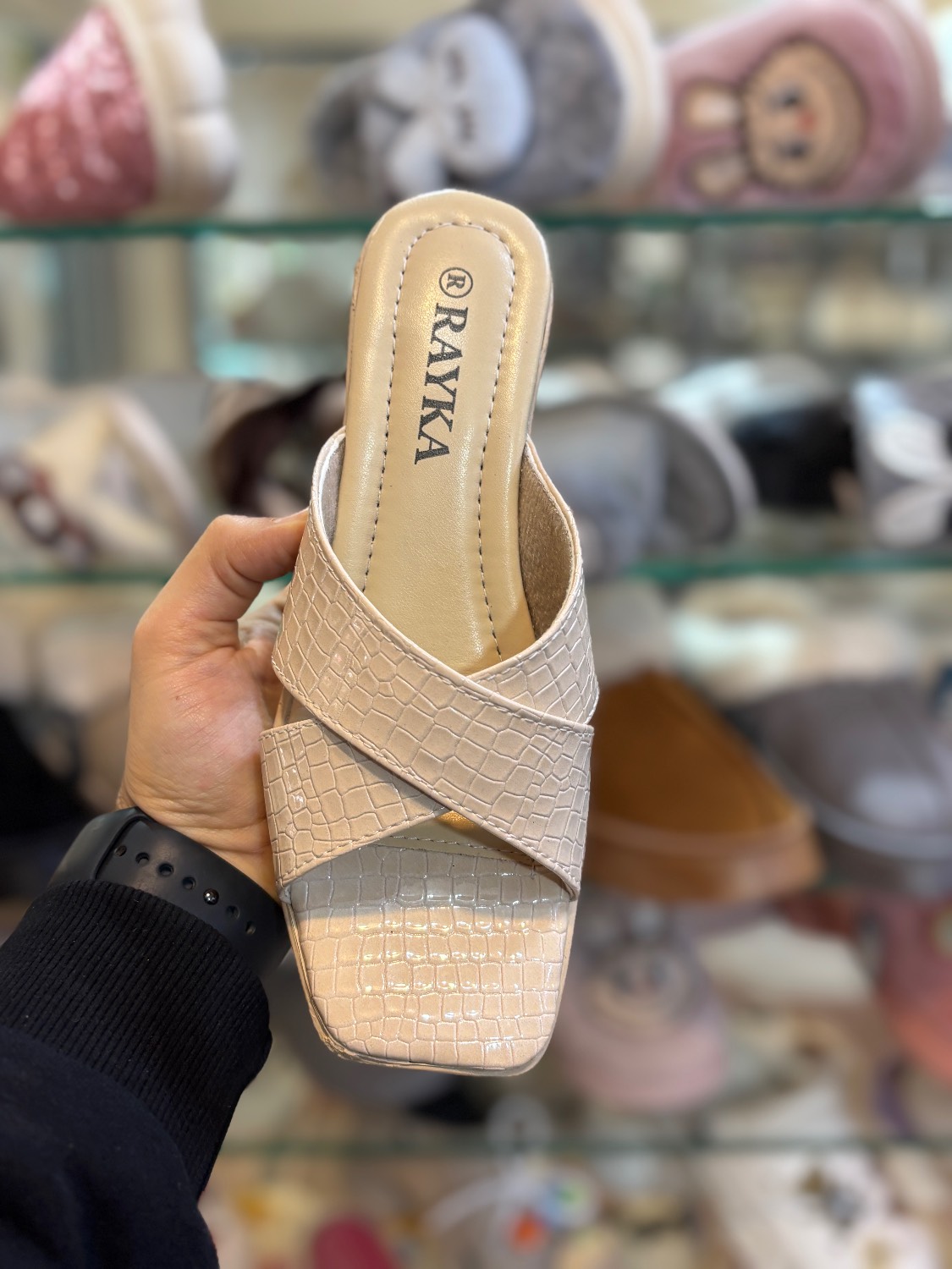 صندل مجلسی زنانه رایکا مدل ضربدری کرم - Image 5