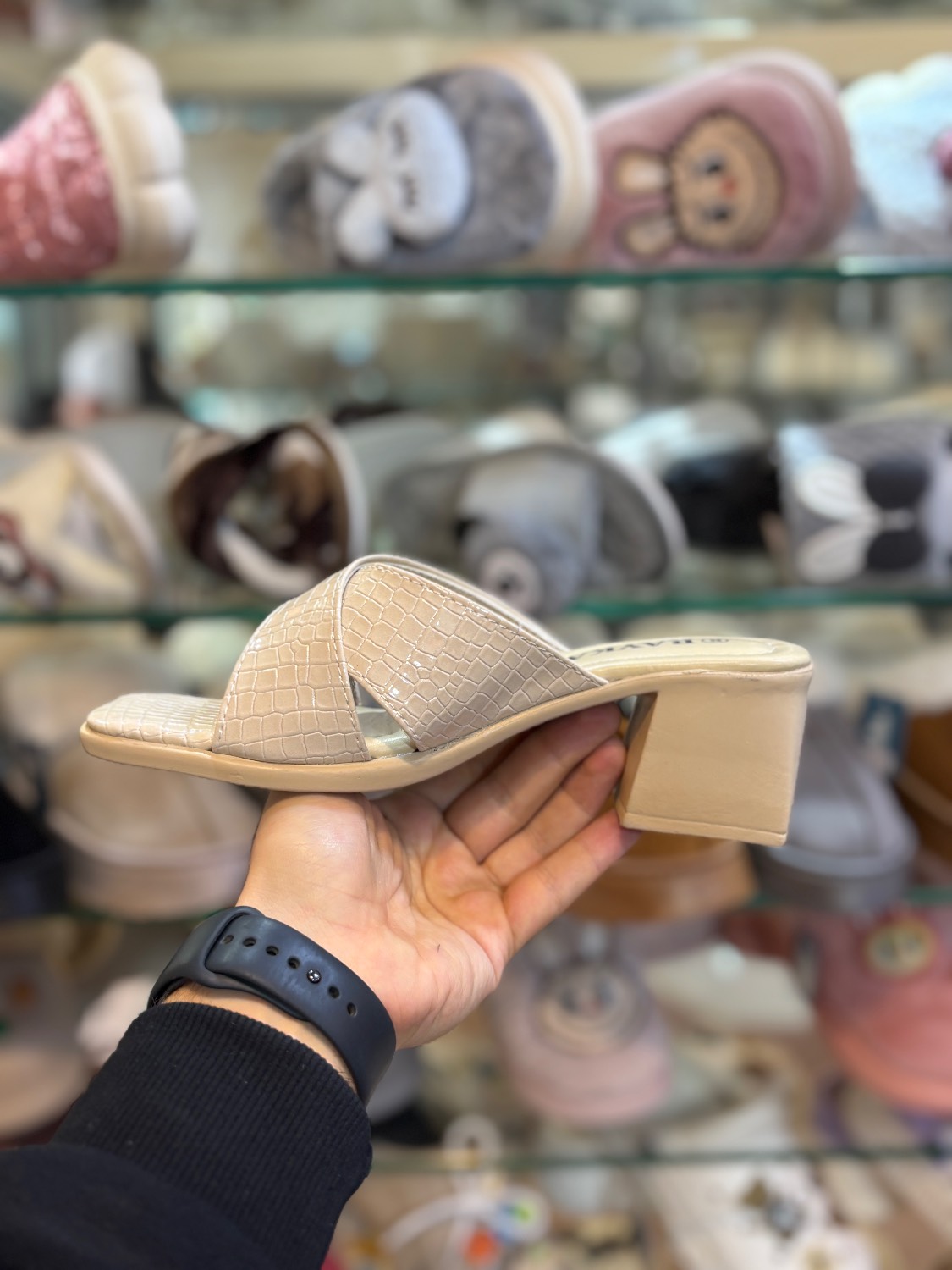 صندل مجلسی زنانه رایکا مدل ضربدری کرم - Image 3