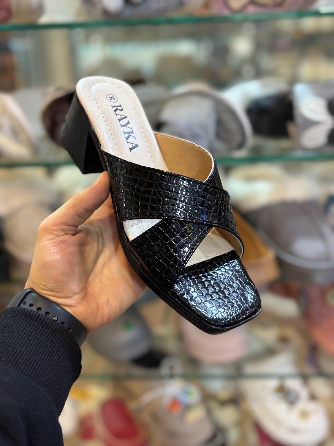 صندل مجلسی زنانه رایکا مدل ضربدری مشکی