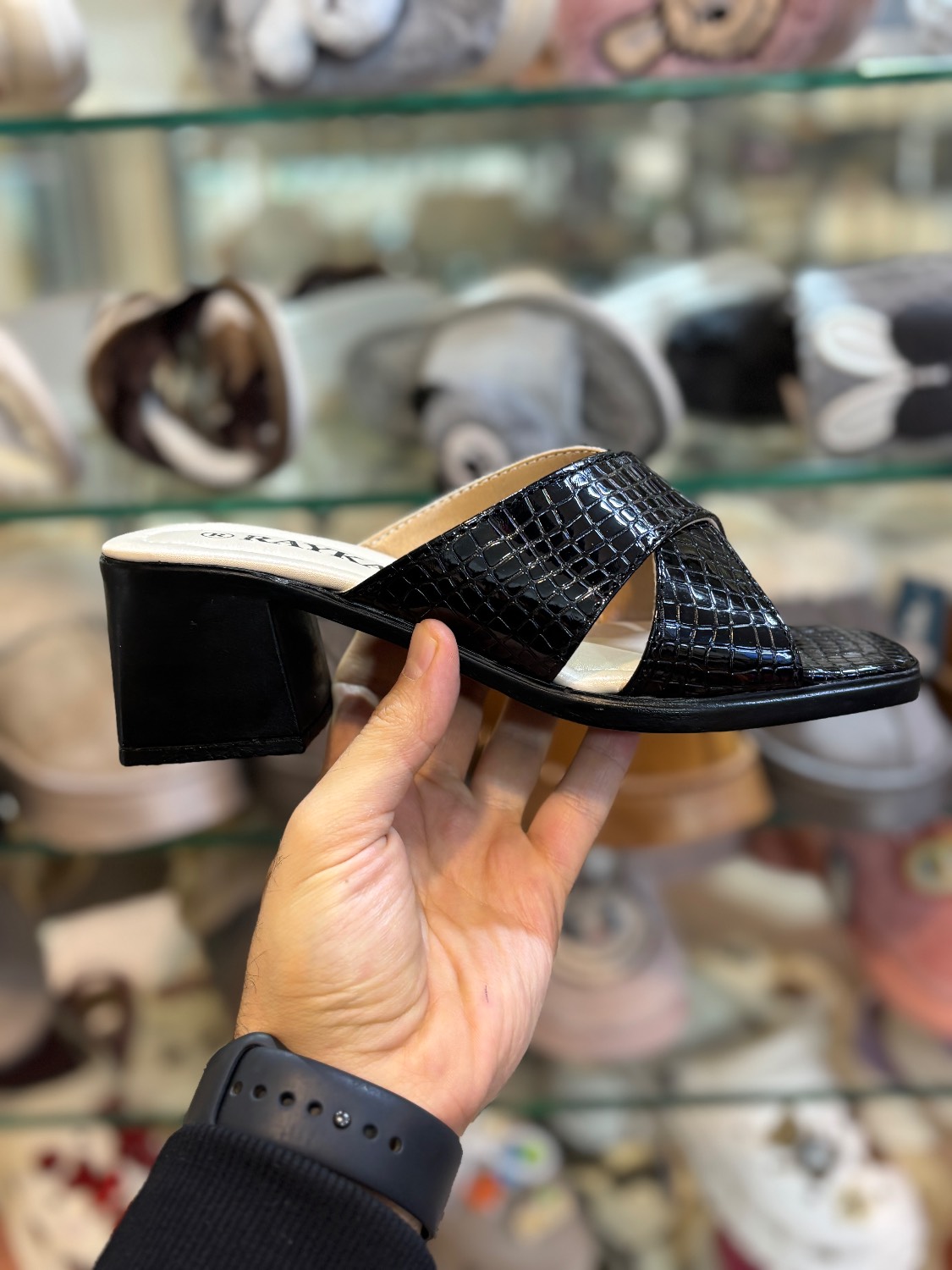 صندل مجلسی زنانه رایکا مدل ضربدری مشکی - Image 2