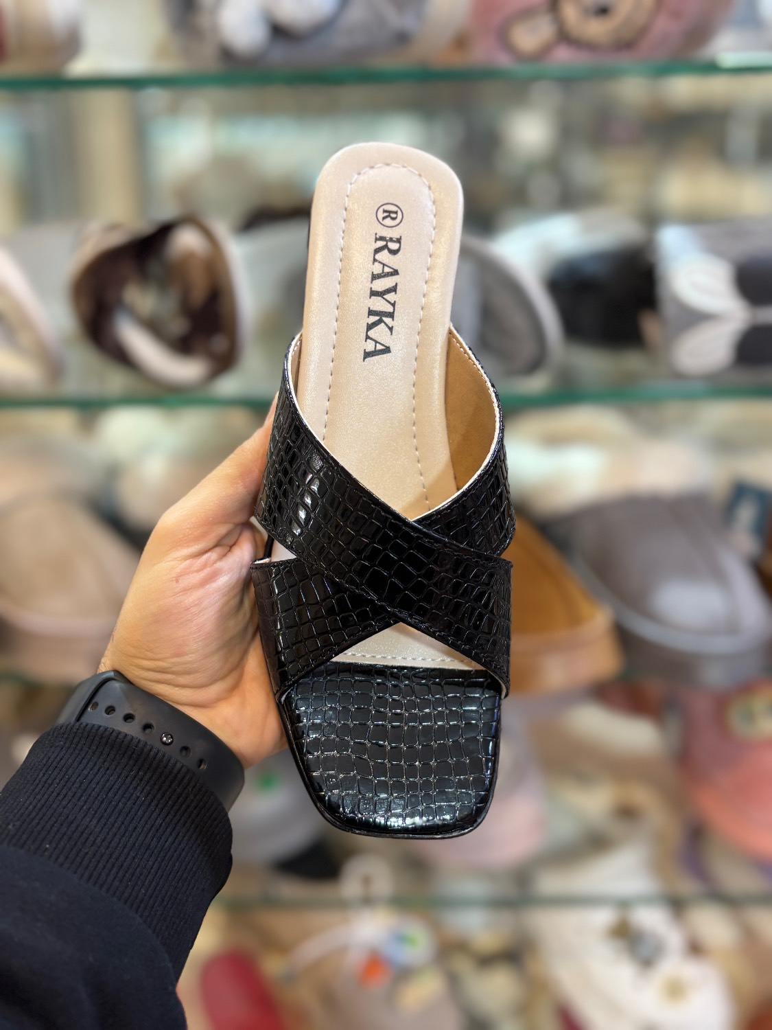 صندل مجلسی زنانه رایکا مدل ضربدری مشکی - Image 3