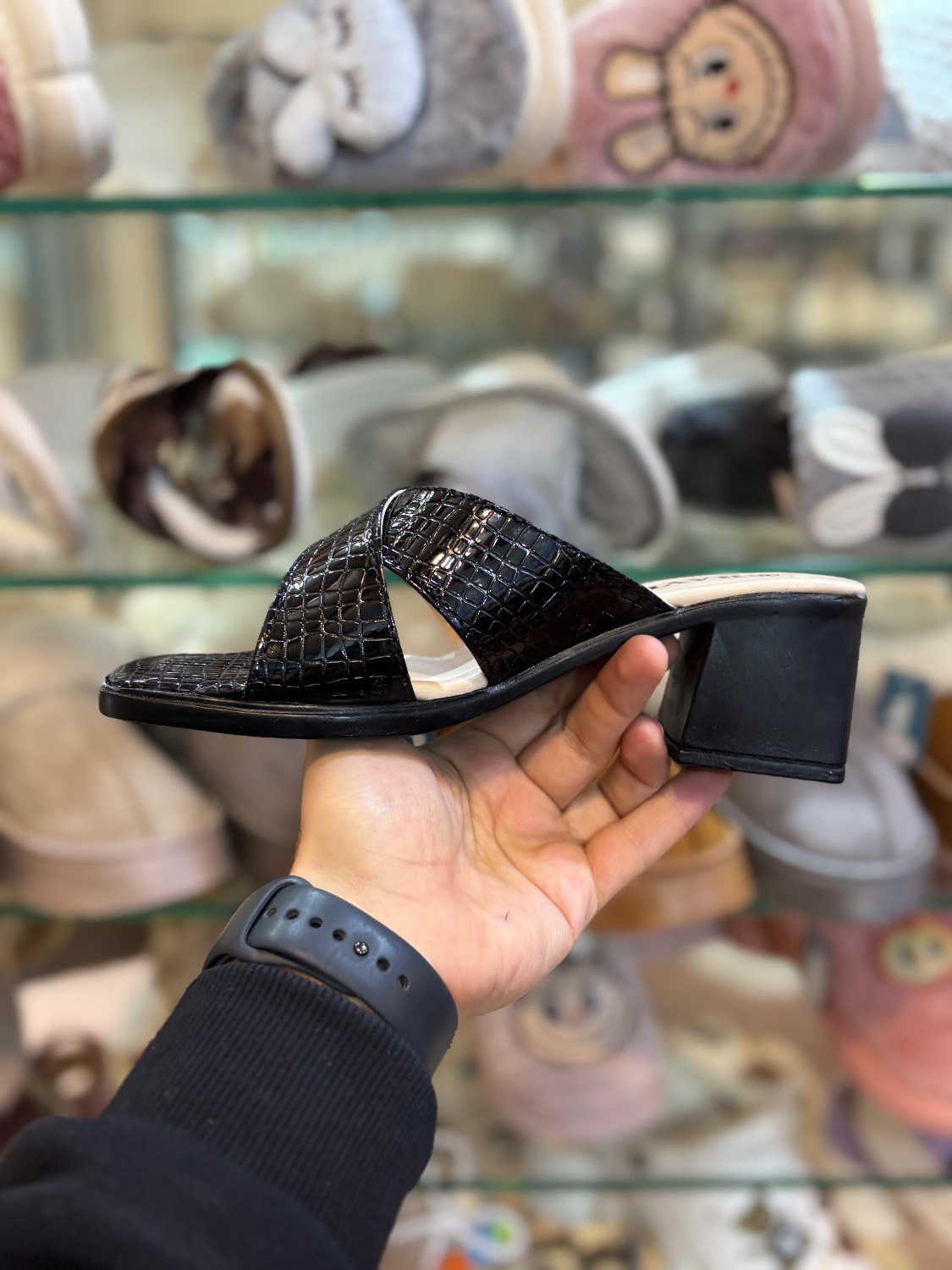 صندل مجلسی زنانه رایکا مدل ضربدری مشکی - Image 4